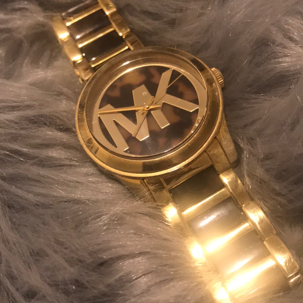 Michael kors leapard watch.